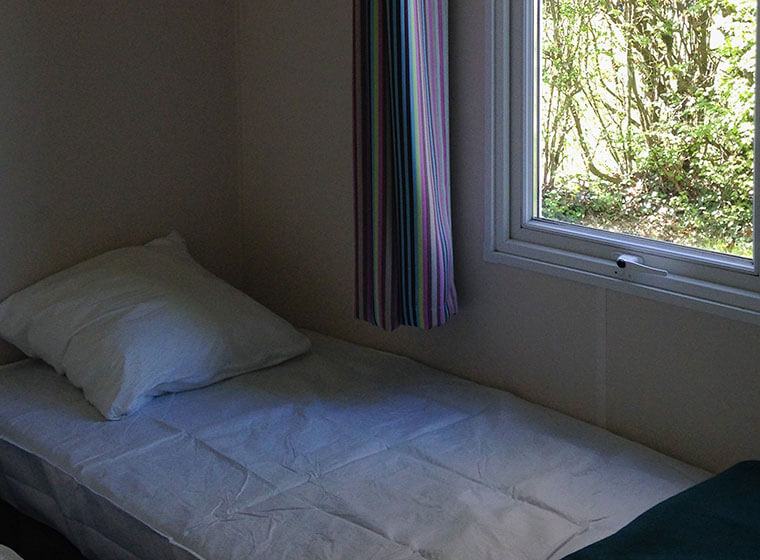 Schlafzimmer mit Einzelbett Mobilheim Super Titania Campingplatz Le Val d'Amour