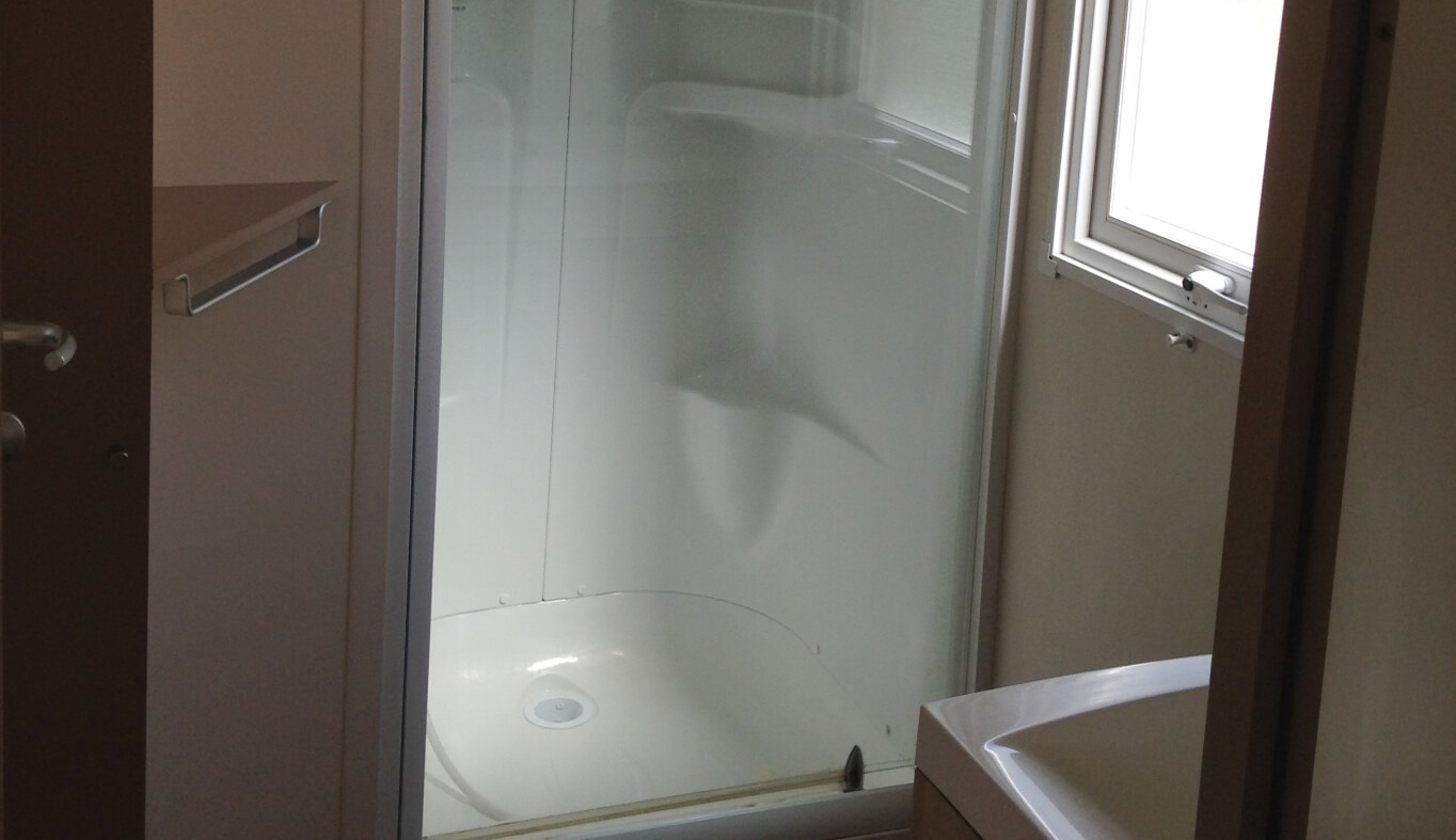 Salle d’eau du mobil-home Super Titania dans le Jura en location au Camping le Val d’Amour