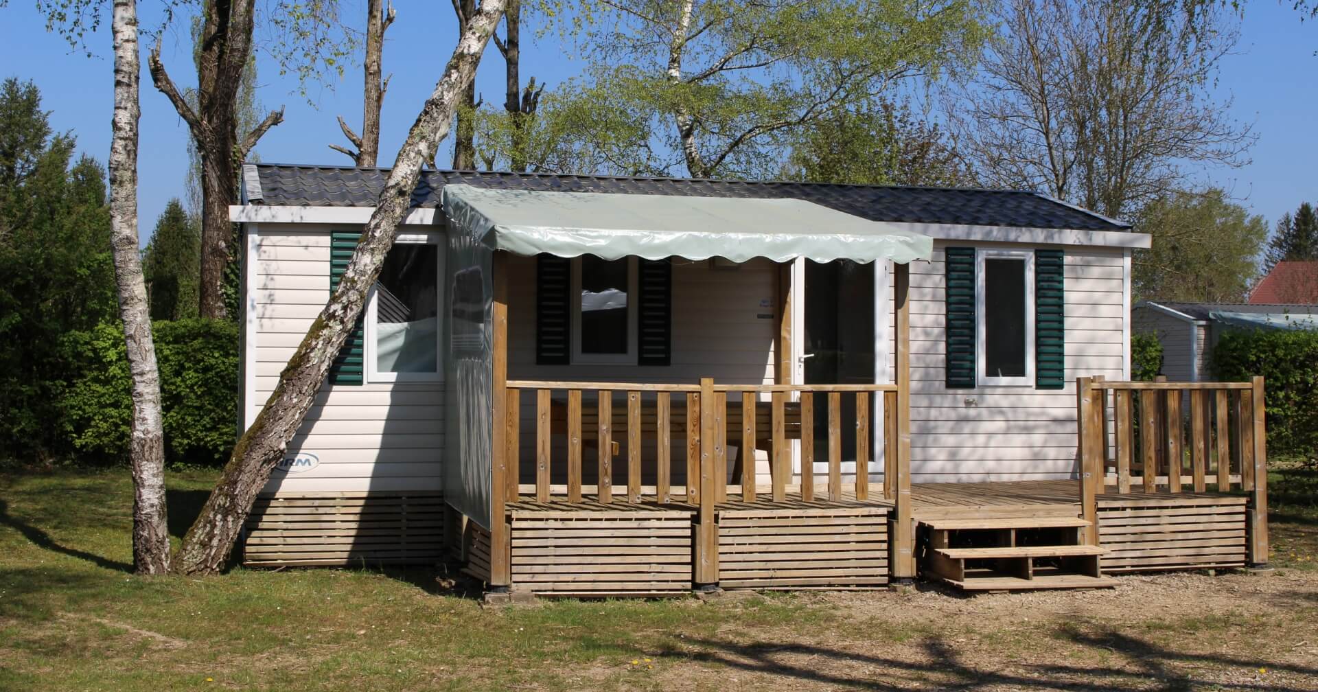 Vue de la location de mobil-home Super Titania dans le Jura au Camping le Val d’Amour