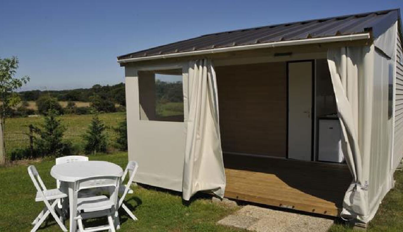 Mobil-home Tithome dans le Jura avec terrasse couverte en location au Camping le Val d’Amour près de Dôle