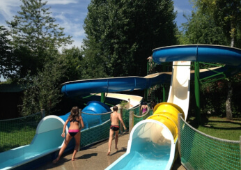 Toboggans de l'espace aquatique du Val d'Amour, camping dans le Jura