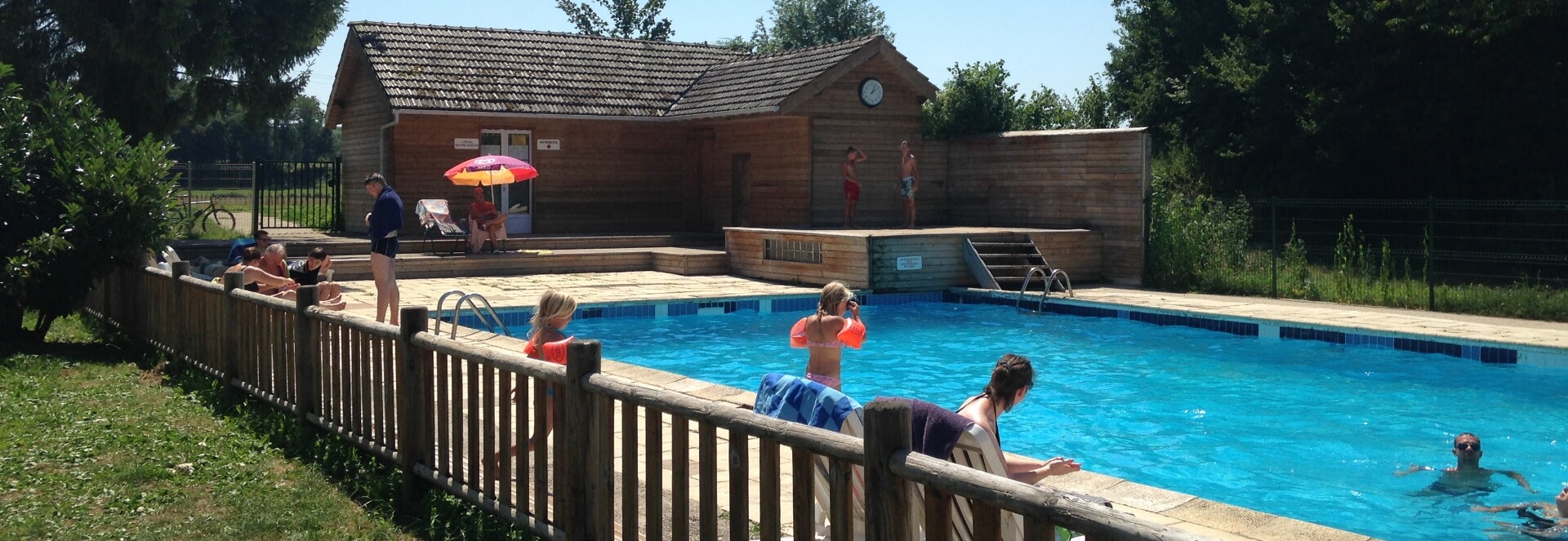 Espace aquatique surveillé du camping Le Val d’Amour dans le Jura avec bassins et toboggans