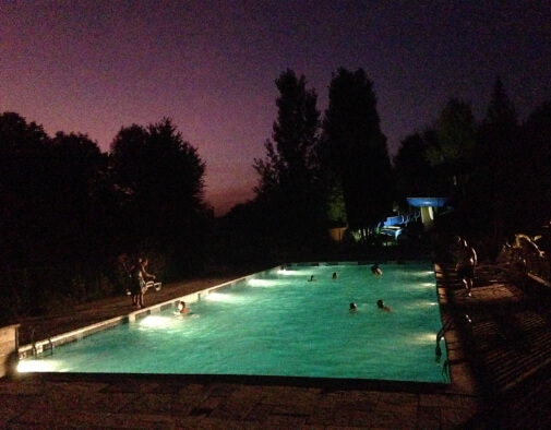 Baignade nocturne à l’espace aquatique du camping le Val d’Amour dans le Jura