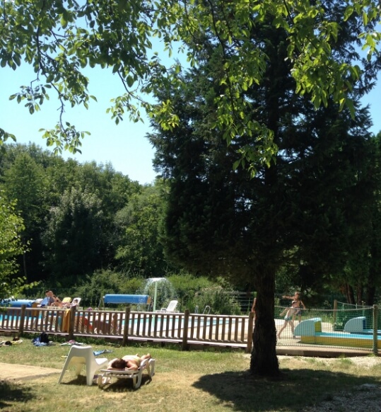 Transat au soleil près de la piscine du camping Le Val d’Amour dans le Jura, pour des moments de farniente