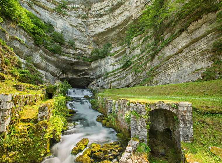 De bron van rivier la Loue in Jura