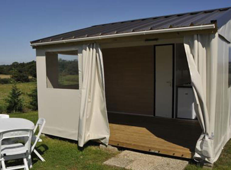 Coin terrasse couverte et fermée du mobil home Tithome dans le Jura