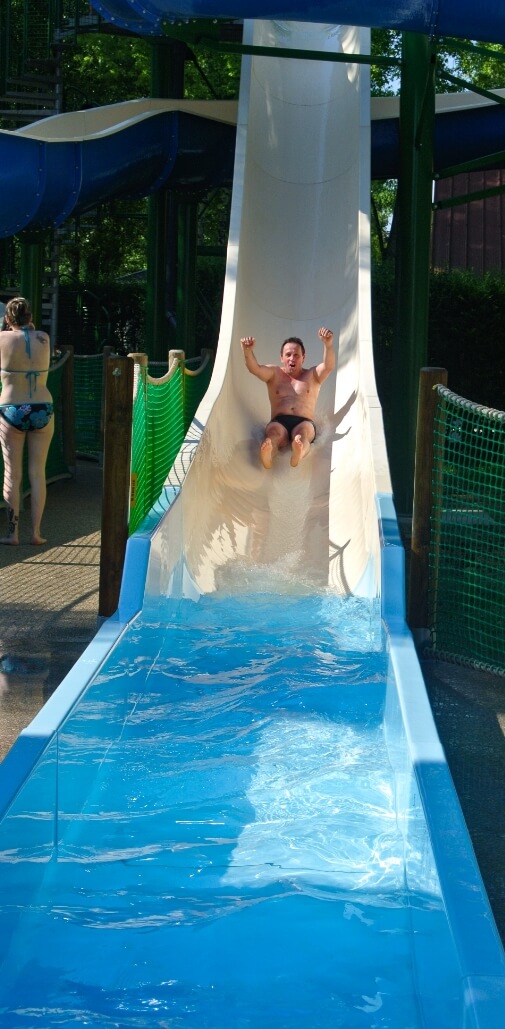 Détente & fun en pleine nature : toboggan de l’espace aquatique du camping le Val d’Amour dans le Jura